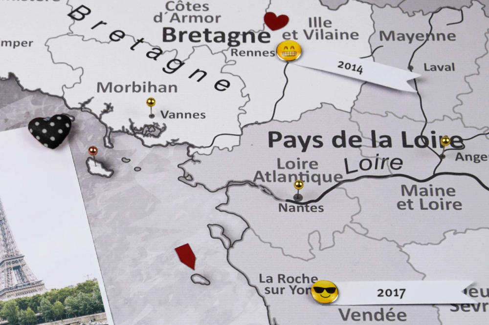 helle Deutschlandkarte-Pinnwand mit Markierungs-Stickern zum pinnen deiner Reisen