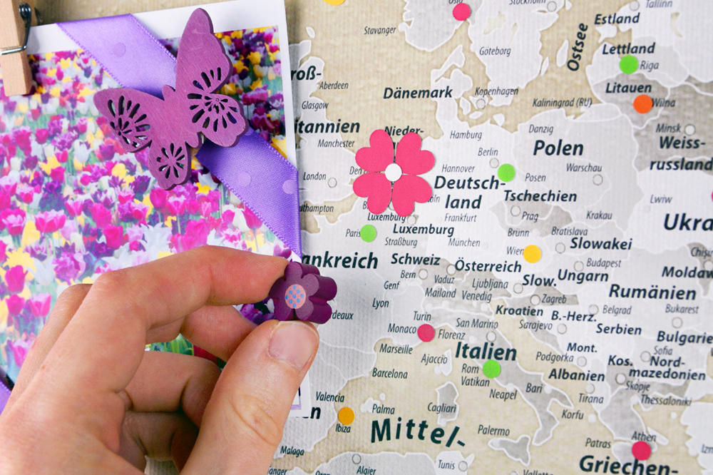 helle Weltkarte-Pinnwand mit bunten Markierungs-Stickern zum pinnen deiner Ziele